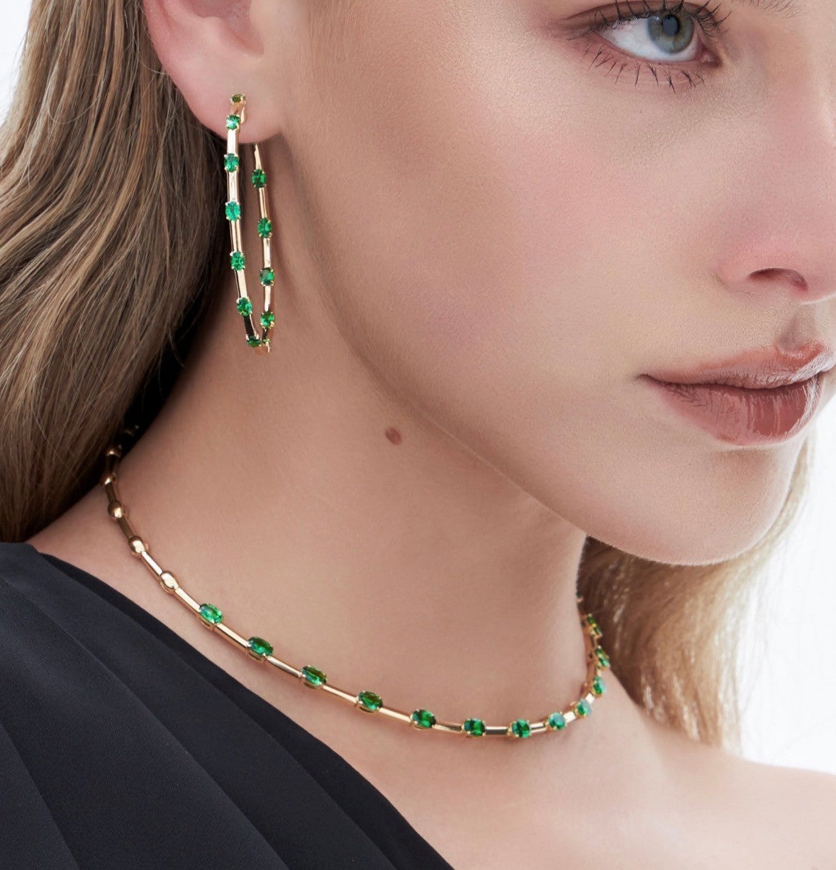 18K yellow gold collar necklace set with (13) oval green tsavorite tot